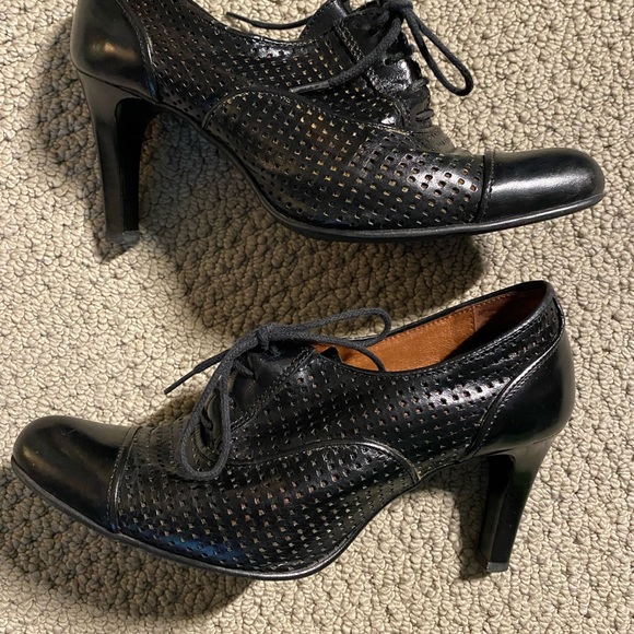 Perforated leather stiletto lace up shoes 39 Wide from Duo Boots UK - Picture 5 of 6